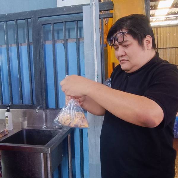 เก็บตัวอย่างส่งตรวจทางห้องปฏิบัติการโครงการป้องกัน ควบคุม และแก้ไขปัญหาเชื่อดื้อยาในสัตว์